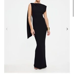 Effie Kats Elegant Black One-Shoulder Gown